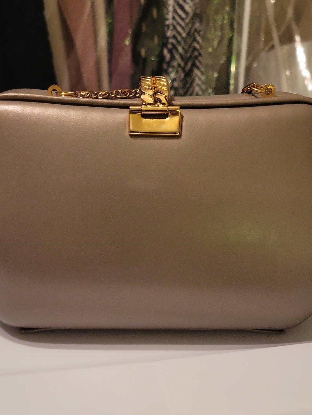 Elegant Taupe Crossbody Bag with Gold Chain By Formell By Paris. - Picture 6 of 14